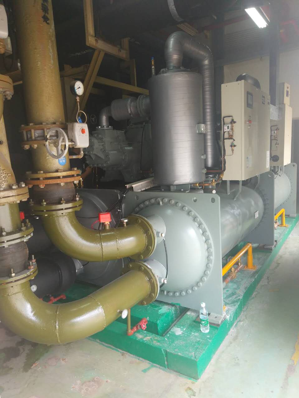 氟系統(tǒng)制冷機(jī)組進(jìn)水，就這樣處理！